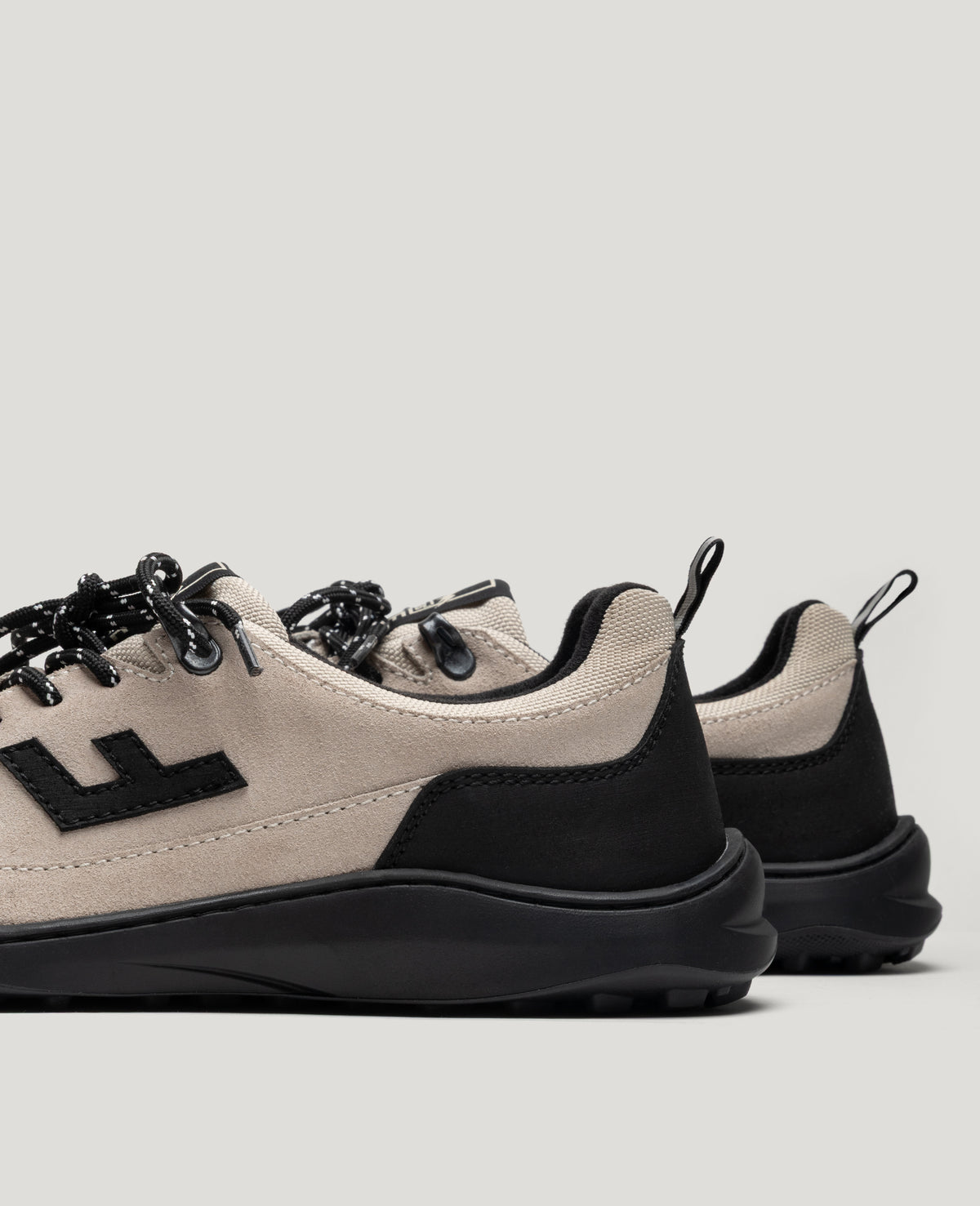 ZERO GRIT Ecru barefoot sneakers – close-up of the heels and pull tabs
