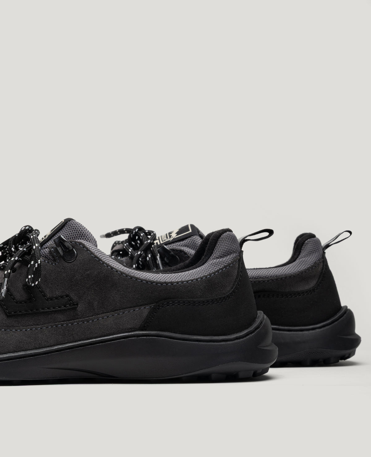 ZERO GRIT Fossil barefoot sneakers – close-up of the heels and pull tabs