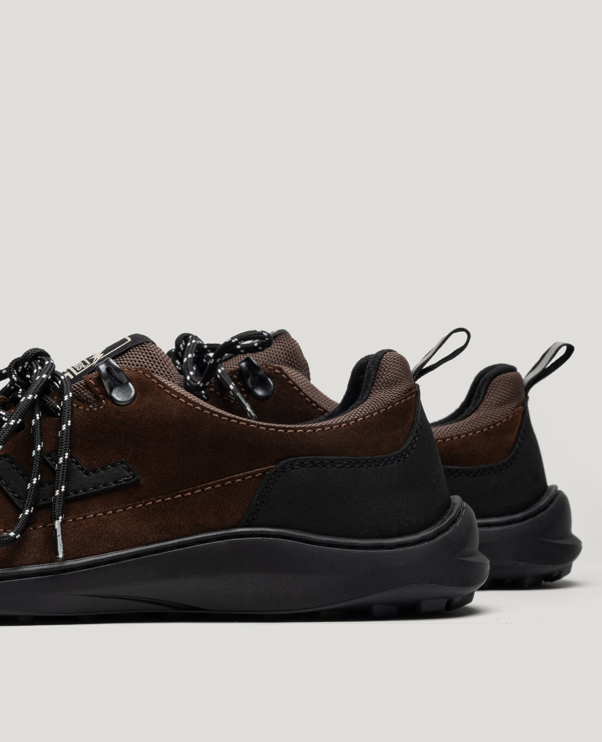 ZERO GRIT Rich Brown barefoot sneakers – close-up of the heels and pull tabs