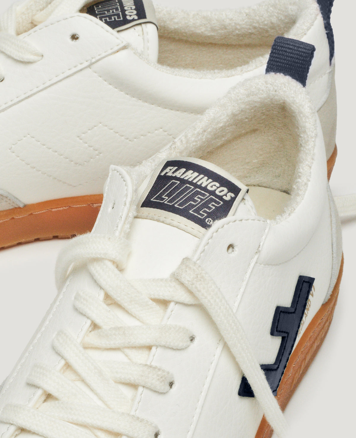 ROLAND V.7 WHITE NAVY CARAMEL